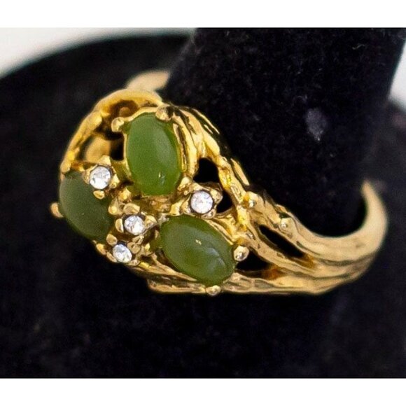 Size 8, Vintage Art Nouveau Green Stones Gold Tone Ring - A23 - Picture 2 of 3